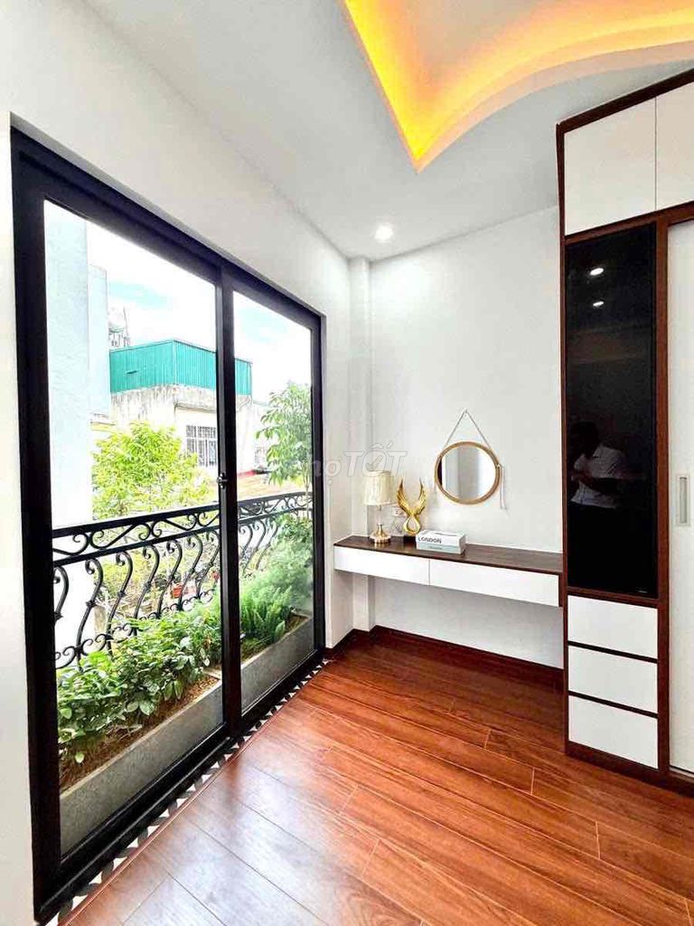 It's the owner of the Lạc Long Quân private rent area of 45 M 5th floor bedroom 4th floor.