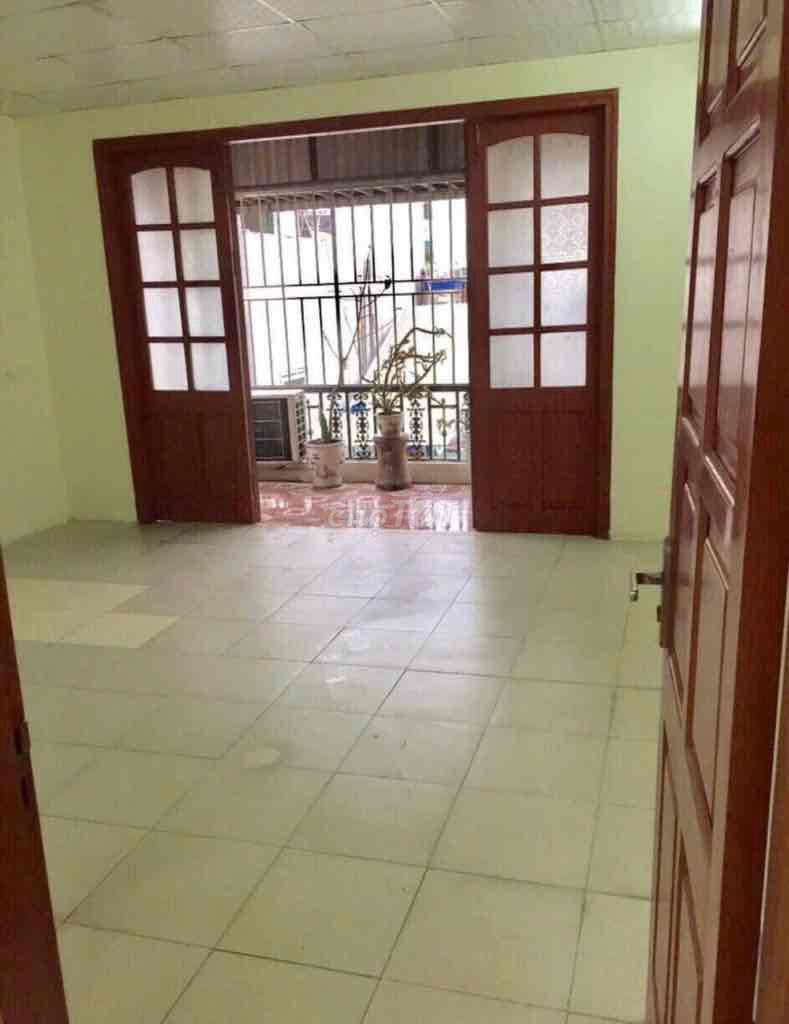 Renting private homes four stories of free-house traffic signed down on Minh Khai.