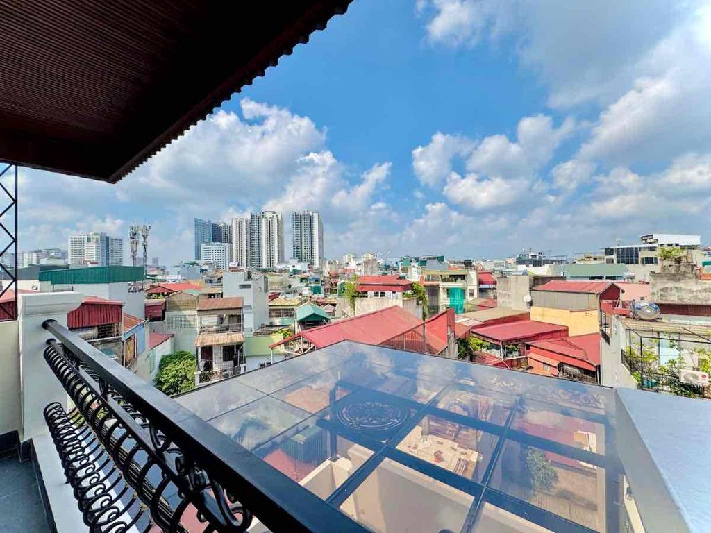Renting private homes four stories of free-house traffic signed down on Minh Khai.