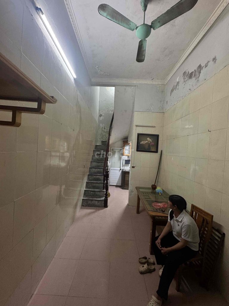 [ Rents] the Minh Khai main street near the heart of the city 30 meters by 4 stories.