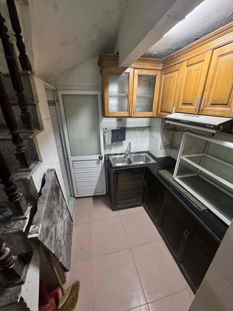 [ Rents] the Minh Khai main street near the heart of the city 30 meters by 4 stories.