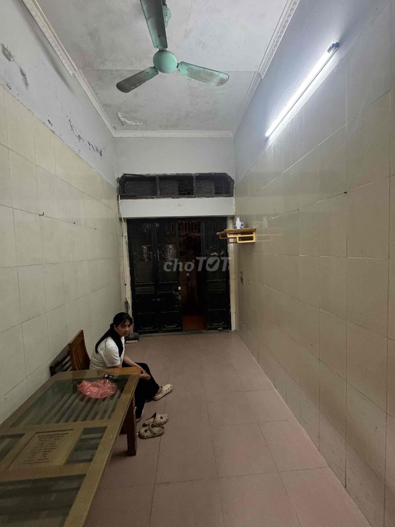 [ Rents] the Minh Khai main street near the heart of the city 30 meters by 4 stories.