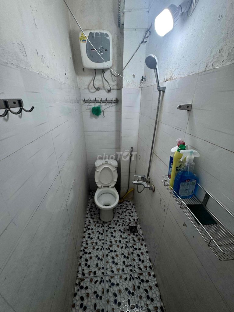 [ Rents] the Minh Khai main street near the heart of the city 30 meters by 4 stories.