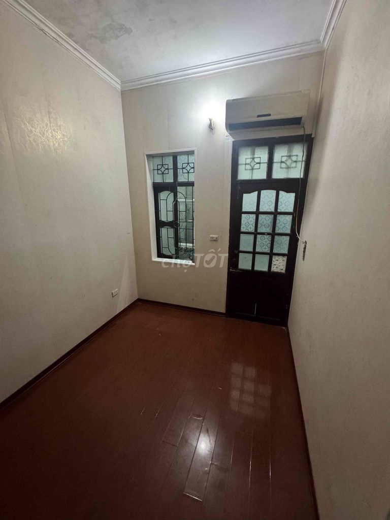 [ Rents] the Minh Khai main street near the heart of the city 30 meters by 4 stories.