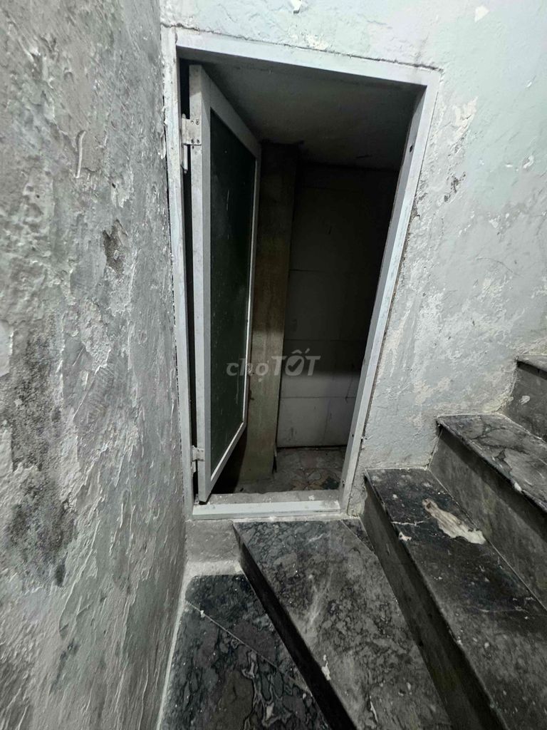 [ Rents] the Minh Khai main street near the heart of the city 30 meters by 4 stories.