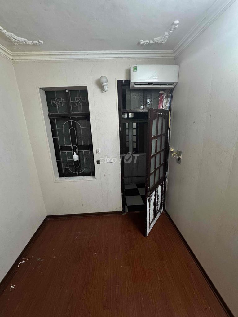 [ Rents] the Minh Khai main street near the heart of the city 30 meters by 4 stories.