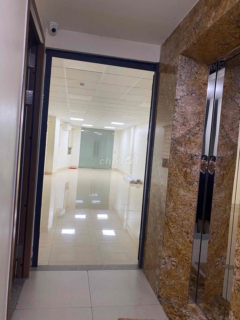 Rents for mbkd Xuân La, 95 M2 x2 T. Cars, floor. The sidewalk, the corner.