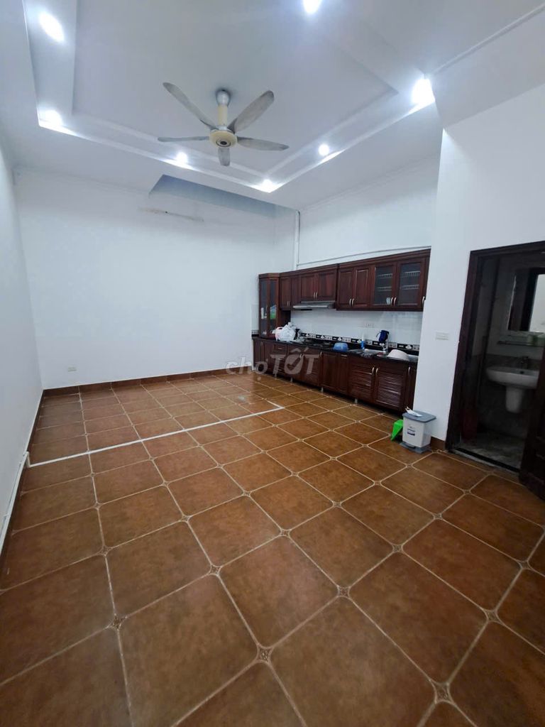 The house is next to the 40th Gate of Glass - 70 M2 x 5th floor, Mt 5 meters, the road has summer.