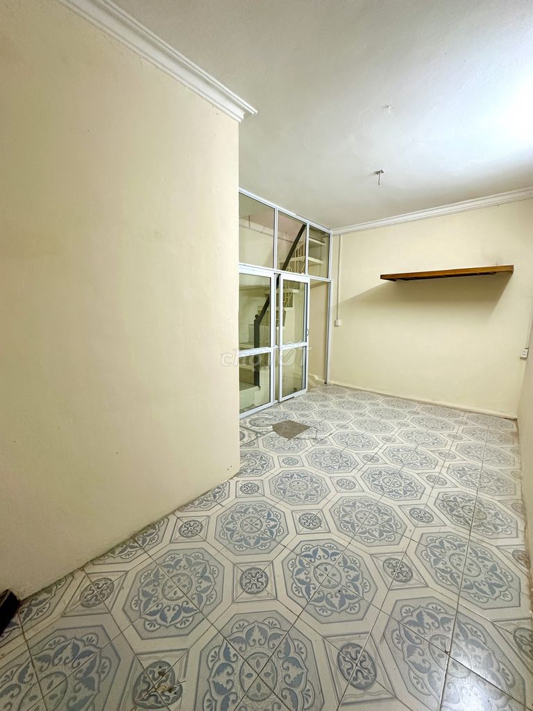 It's the owner who rents the original three-story second-story house to sleep in Ngõ 823 Hồng Hà.