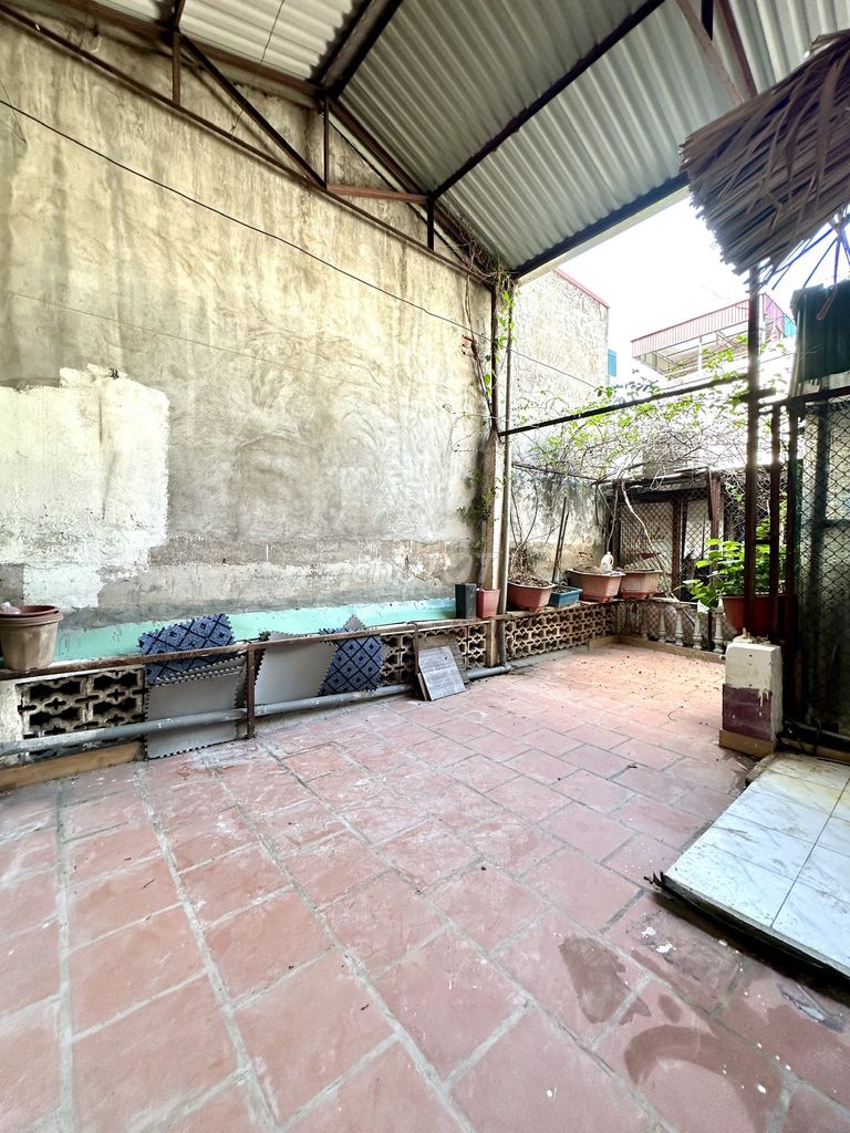 It's the owner who rents the original three-story second-story house to sleep in Ngõ 823 Hồng Hà.