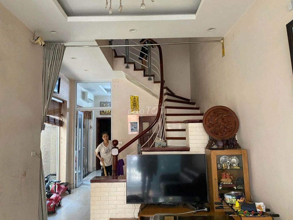 Rent your own house. 143 Nguyễn Chính. - Car avoid -100 meters -3 stories