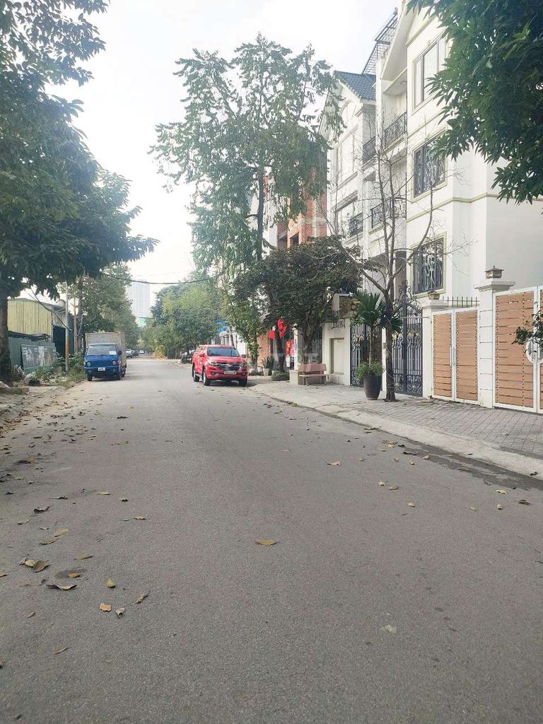 The house is near 125 M2 x 4 floors - 20 million a month.