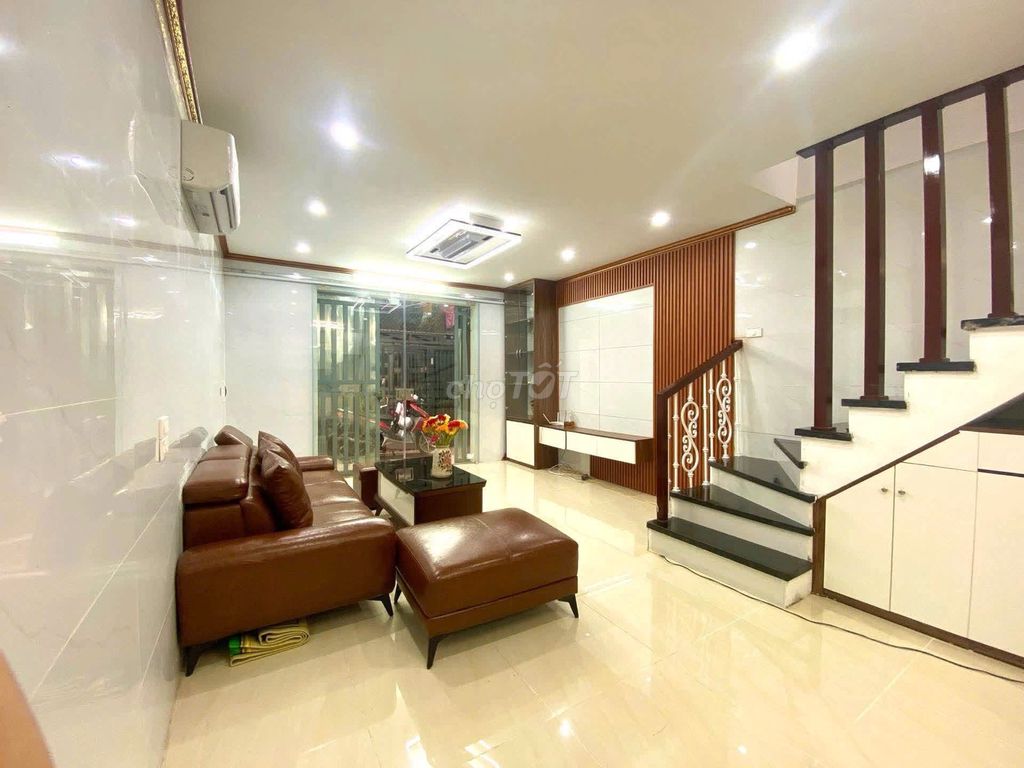 Ten million a month. Three p. sleeps, Lạc Long Quân street, new interior, near the street.