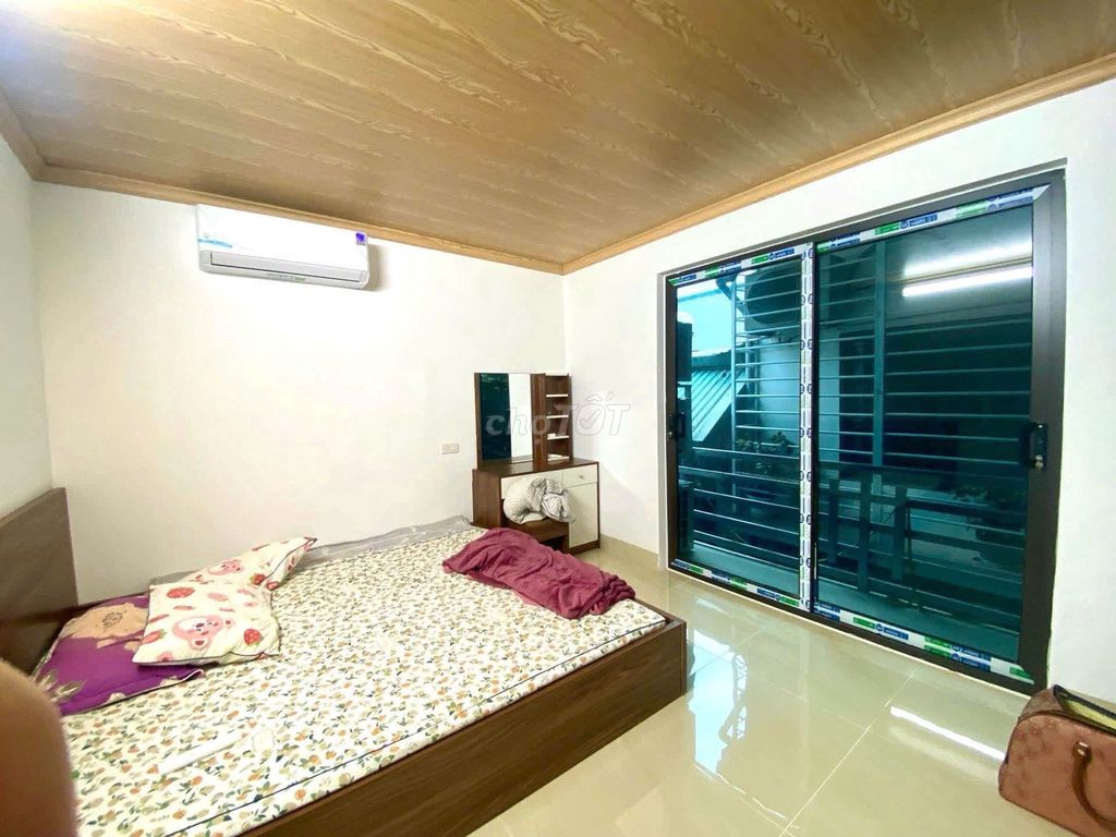 Ten million a month. Three p. sleeps, Lạc Long Quân street, new interior, near the street.