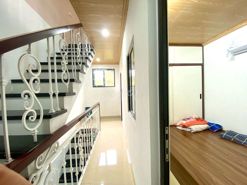 Ten million a month. Three p. sleeps, Lạc Long Quân street, new interior, near the street.
