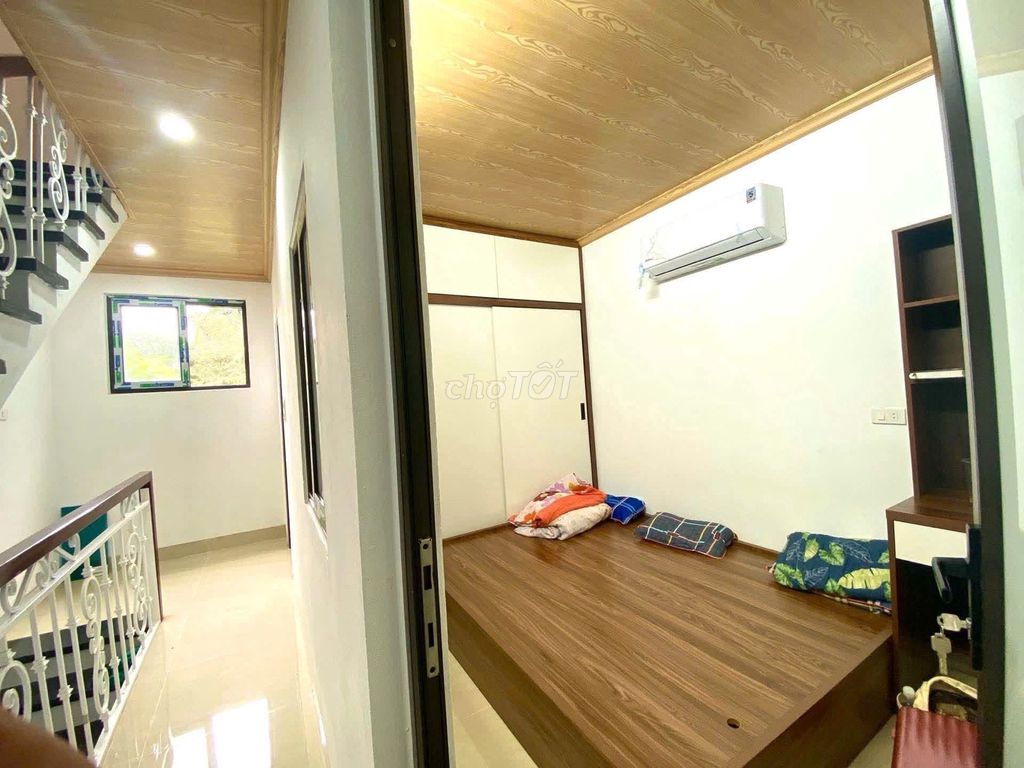 Ten million a month. Three p. sleeps, Lạc Long Quân street, new interior, near the street.