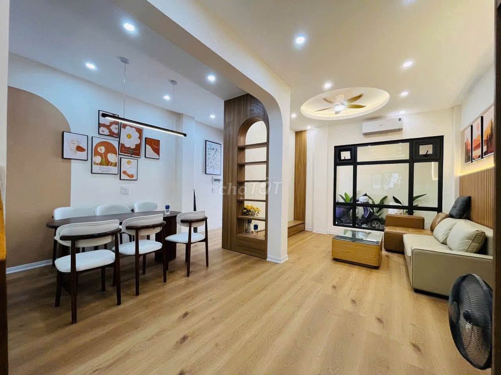 Rent a 24 Nguyễn Công Hoan alley, Ba Đình, with a garden yard.