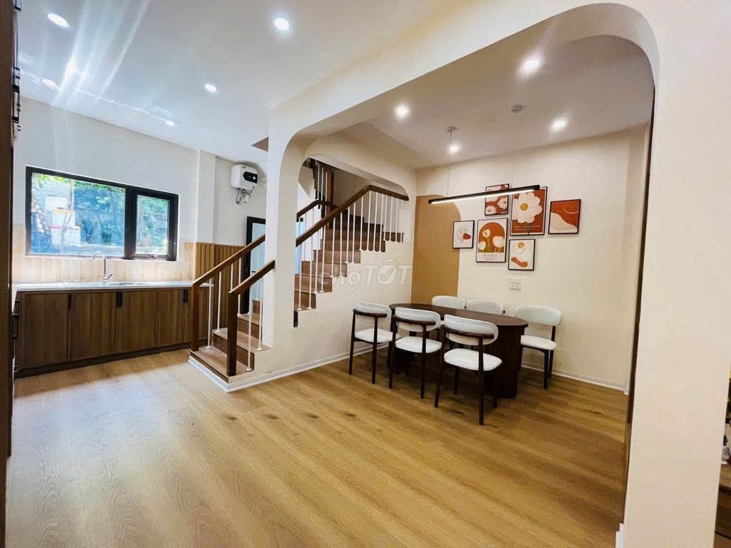 Rent a 24 Nguyễn Công Hoan alley, Ba Đình, with a garden yard.