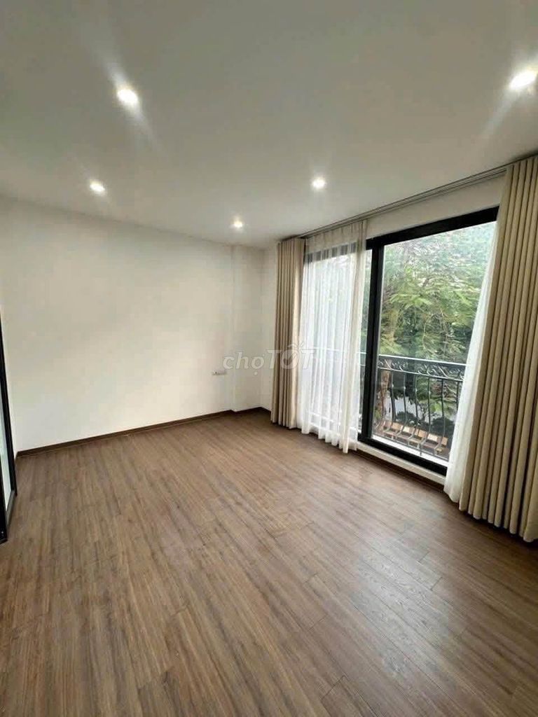 Rent the carhouse. Avoid the CBV, Ba Đình. There's an elevator.