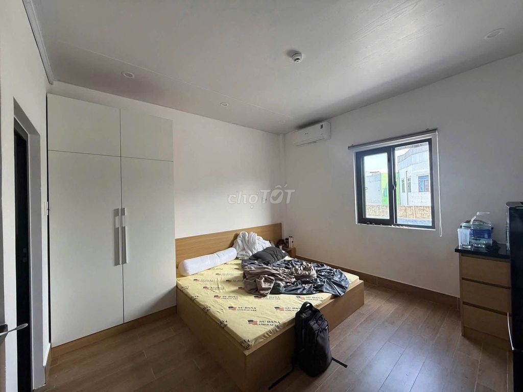 A full interior motel near the airport, 40 Nguyễn Hữu Thọ, 5 million.