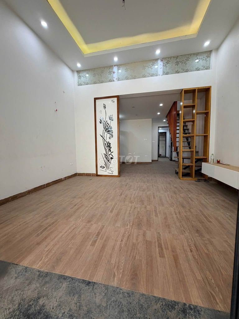Rent a businessman/in-The Am, 74 meters, two floors, six million a month.