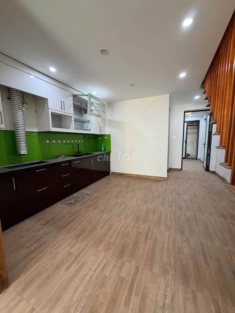 Rent a businessman/in-The Am, 74 meters, two floors, six million a month.