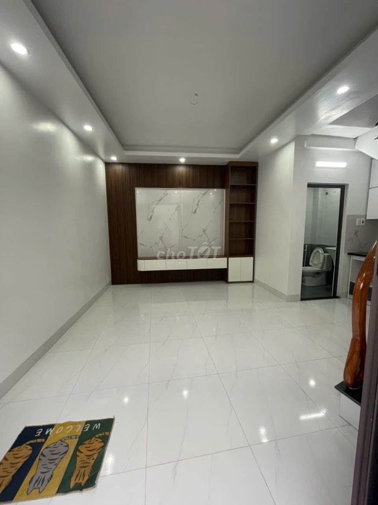 Rent a 30-foot new Vĩnh Hưng. Car parking car.