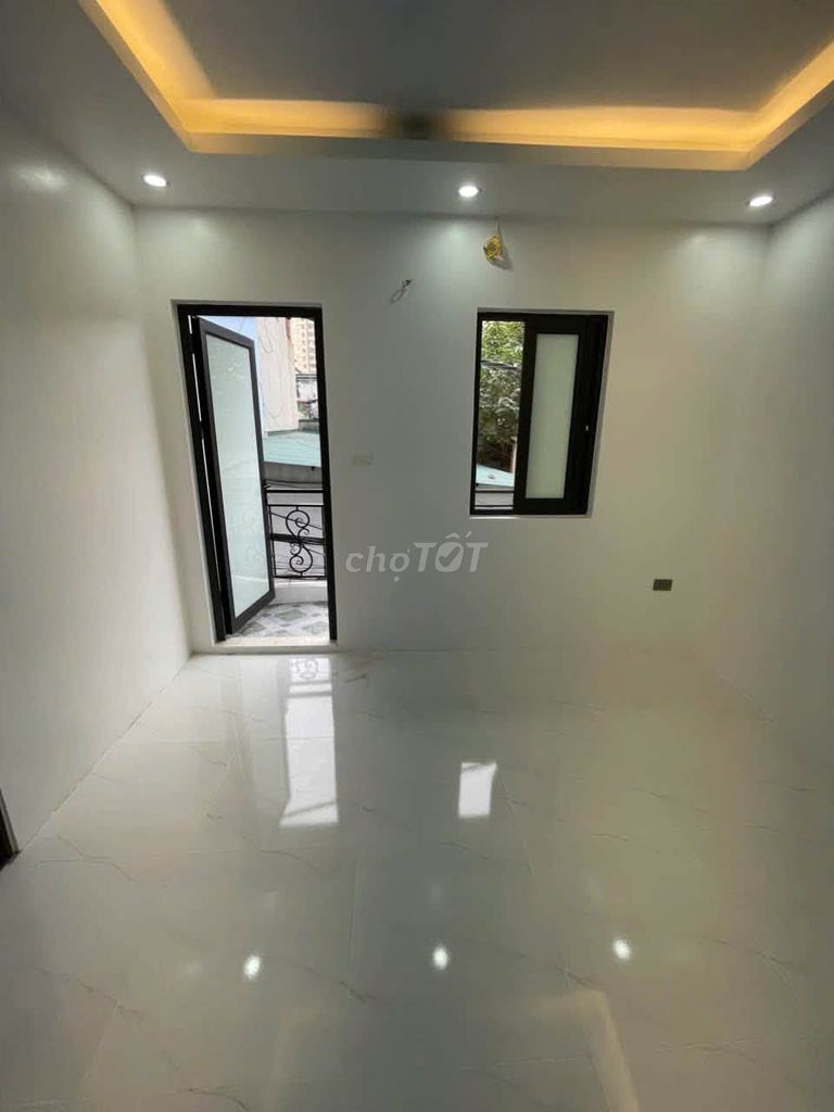 Rent a 30-foot new Vĩnh Hưng. Car parking car.