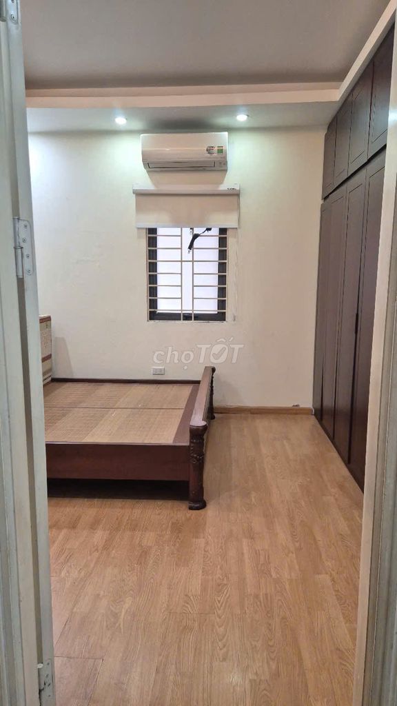 It's the owner of a private house - 166 Nguyễn Văn Cừ street, Bồ Đề, innerex