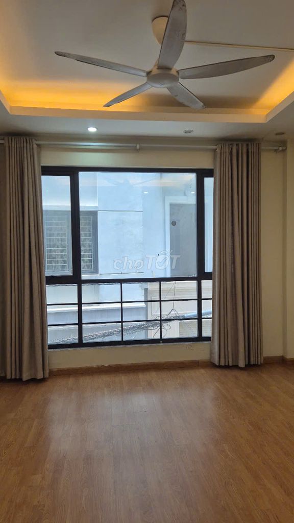 It's the owner of a private house - 166 Nguyễn Văn Cừ street, Bồ Đề, innerex
