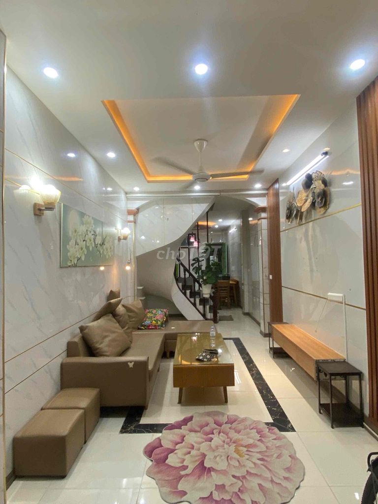 The owner rented his own house at 145 Quan Nhân