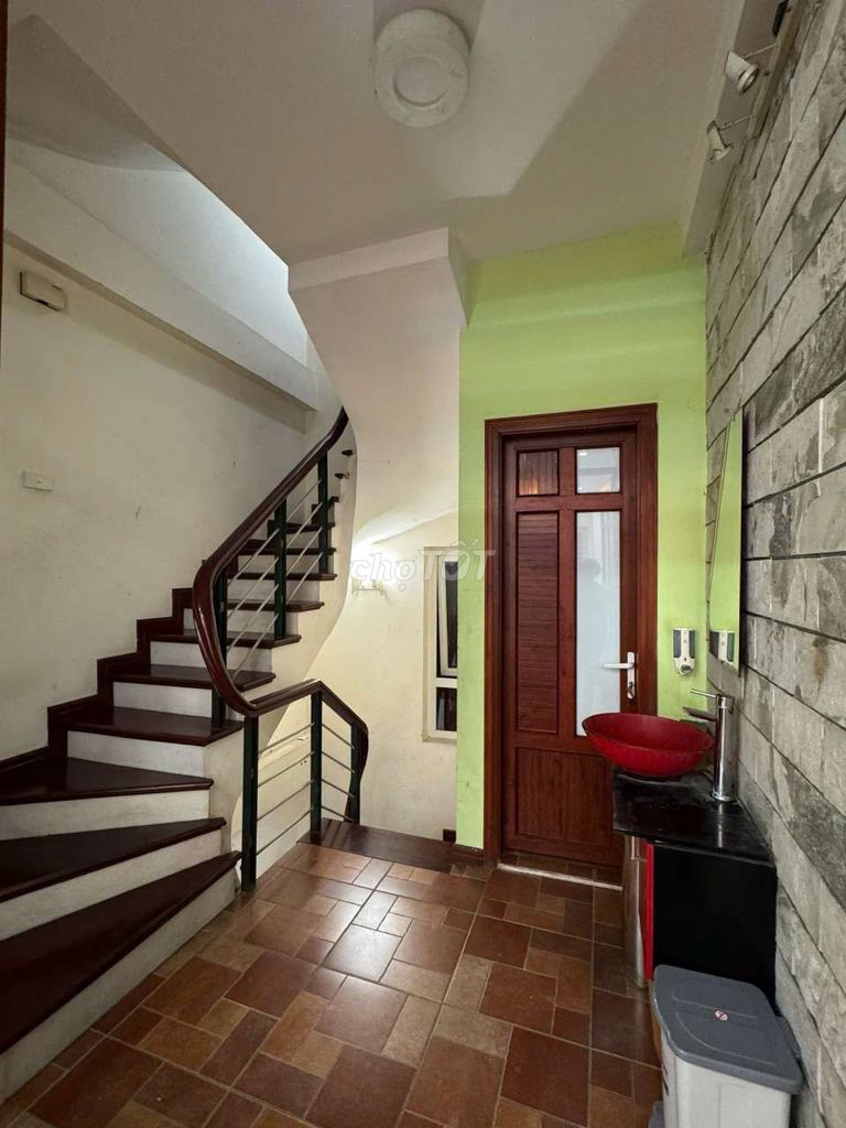 Five floors to rent văn cao 34 meters2, parking car, 14 million a month.