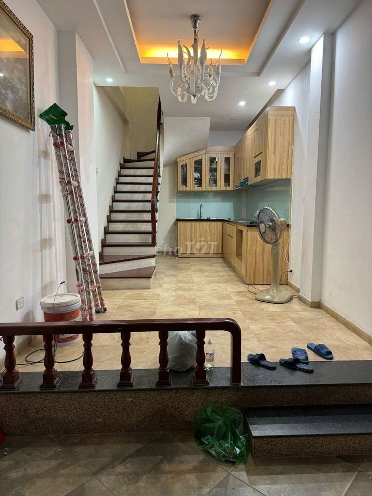 Five floors to rent văn cao 34 meters2, parking car, 14 million a month.