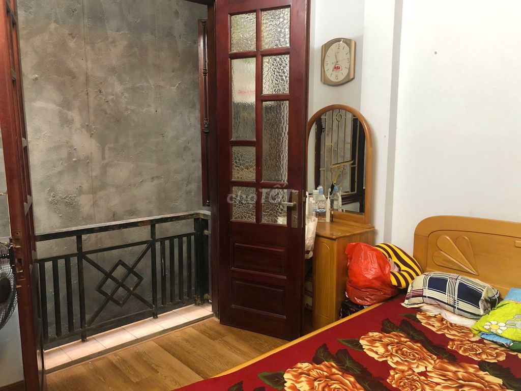 Rent the original four story house, 35 meters per 4/410 Vũ Ngọc Phan street.