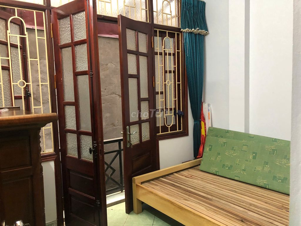 Rent the original four story house, 35 meters per 4/410 Vũ Ngọc Phan street.