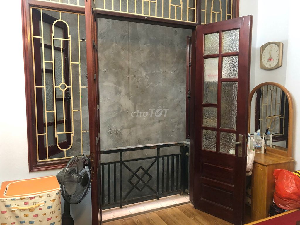 Rent the original four story house, 35 meters per 4/410 Vũ Ngọc Phan street.