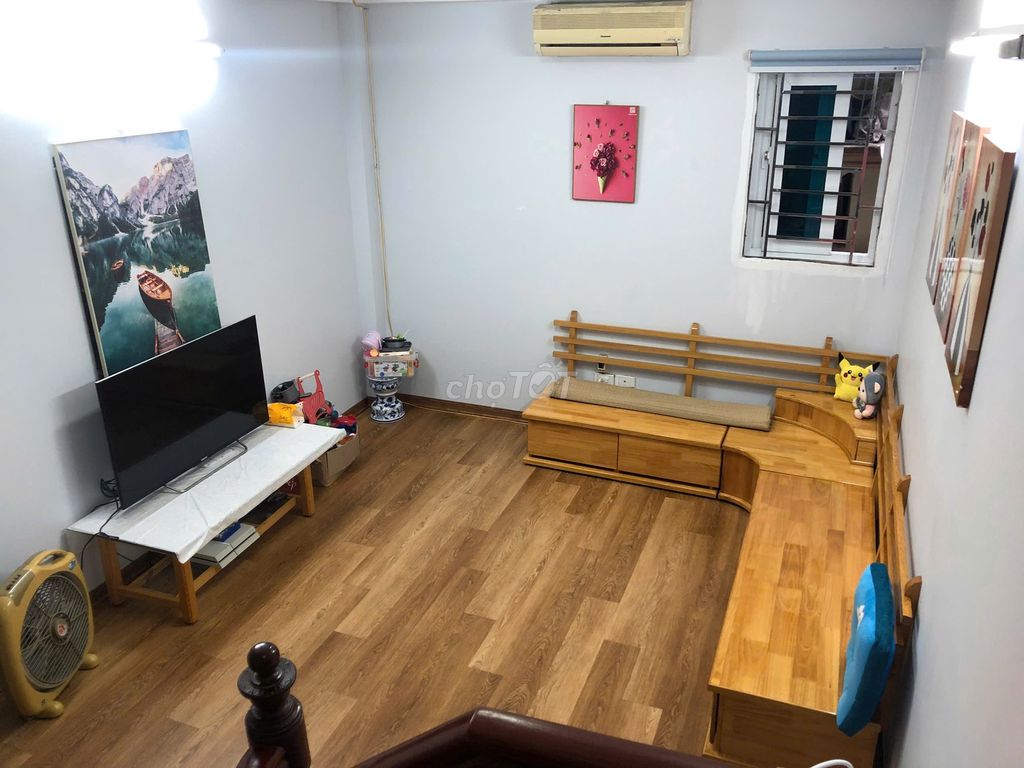 Rent the original four story house, 35 meters per 4/410 Vũ Ngọc Phan street.
