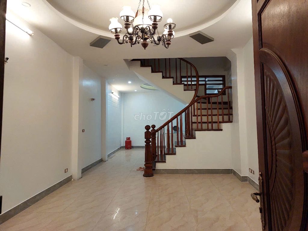 Rent a five-story Hoa Bằng house.