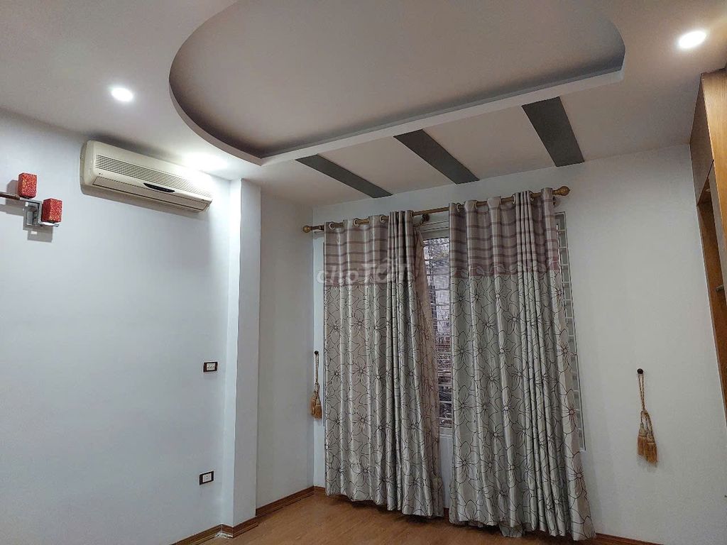 Rent a five-story Hoa Bằng house.