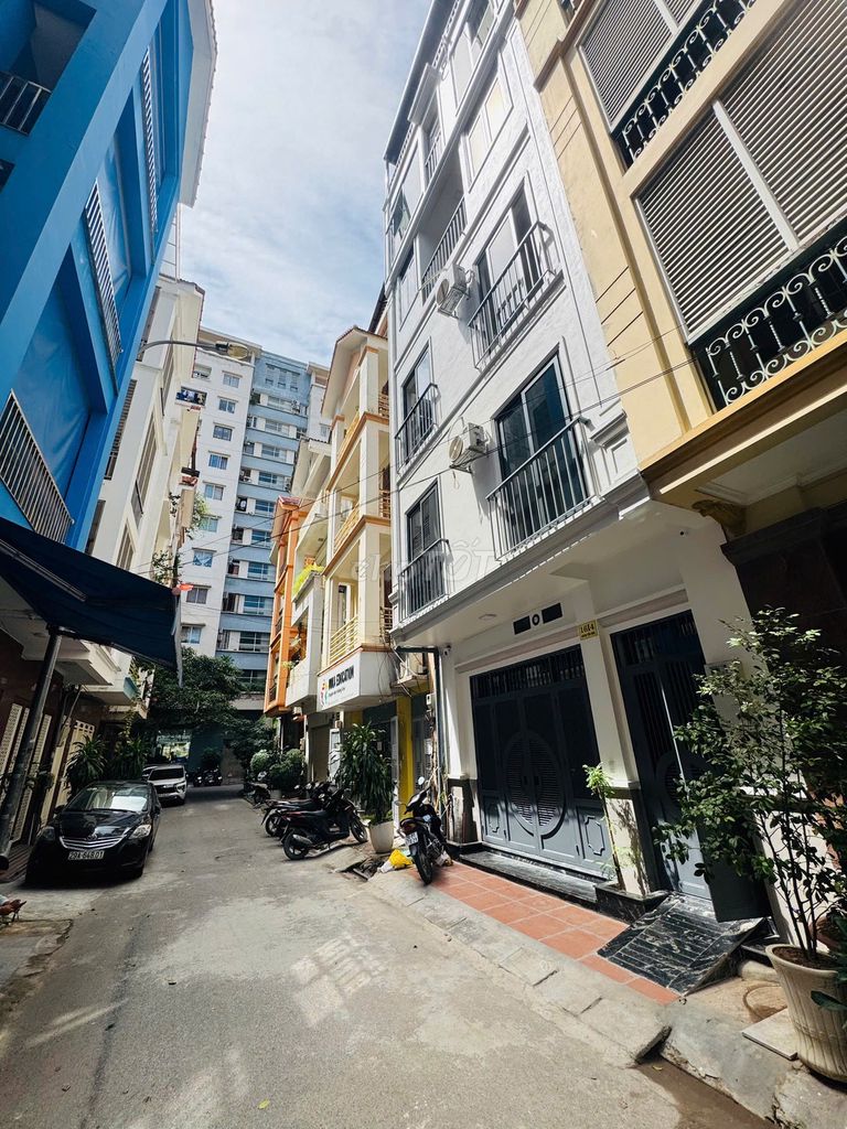 Rent a street house - parking car through the floor - elevator.