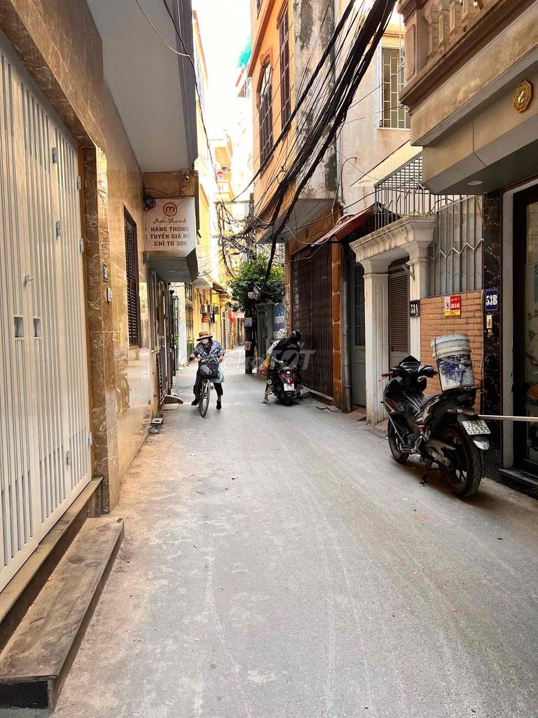 The owner rented his own house at 145 Quan Nhân