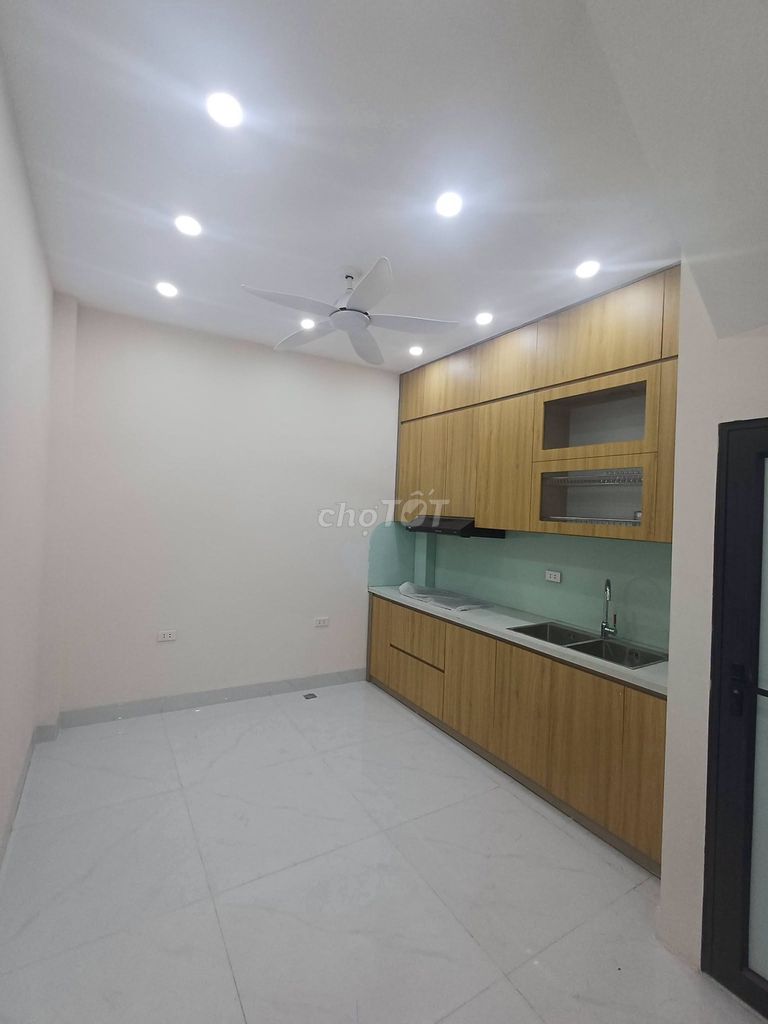 Rent the entire Lĩnh Nam, 5 stories, 5 bedrooms, full interior.