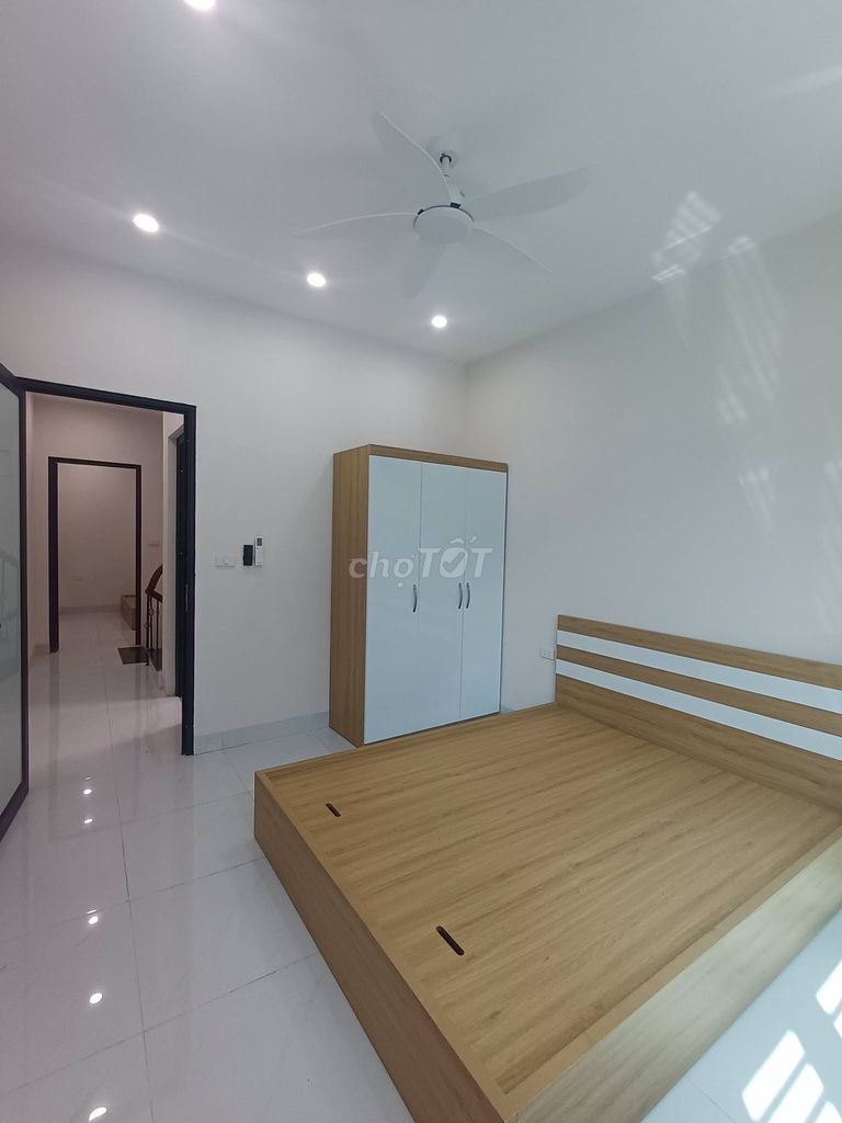 Rent the entire Lĩnh Nam, 5 stories, 5 bedrooms, full interior.