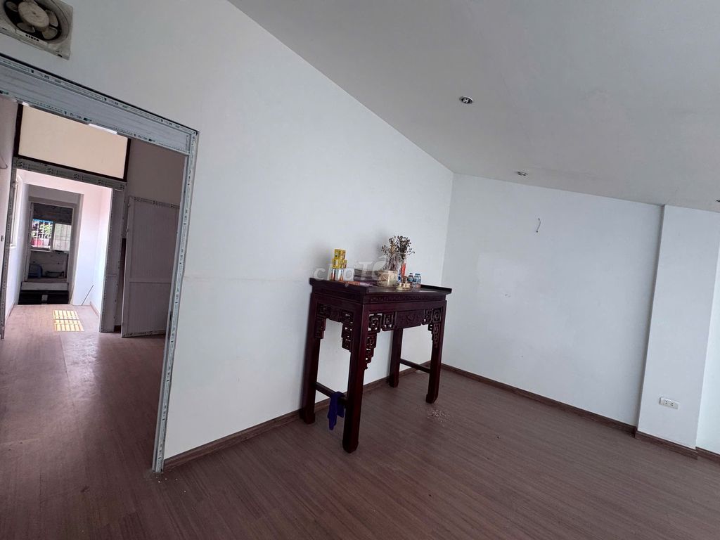 Rent a three-story Lê Lợi Hà Đông area of 50 m2 at 30 million a month.