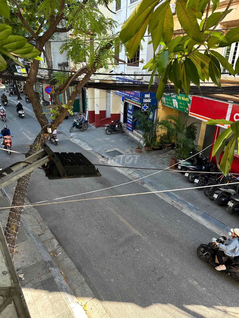 Rent a Hồng Mai store.