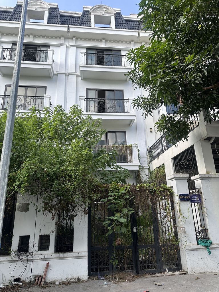 It's the owner who rents the Shophouse 90 meters, the House of Six Xuân Phương.