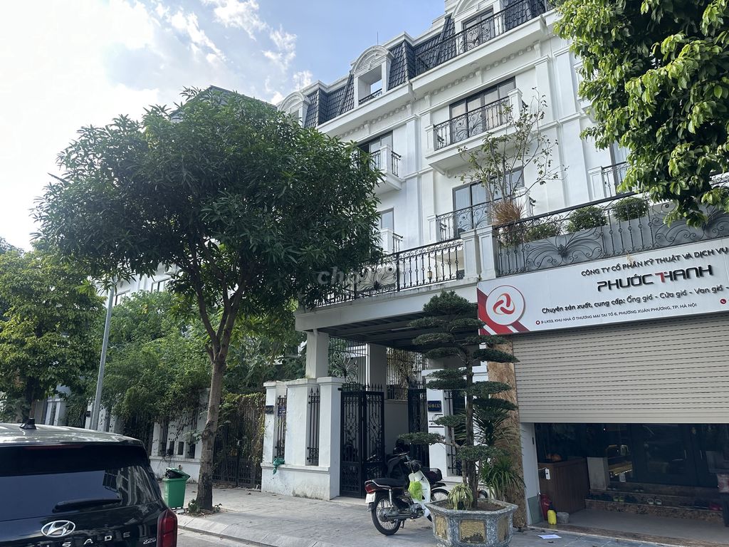 It's the owner who rents the Shophouse 90 meters, the House of Six Xuân Phương.
