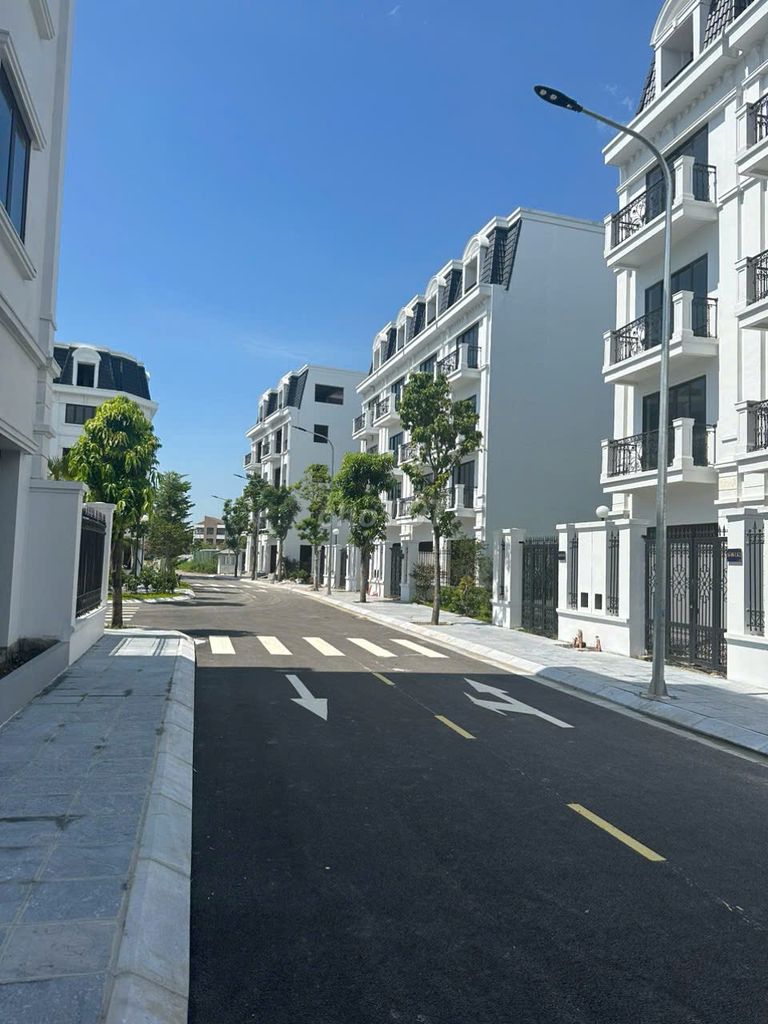 It's the owner who rents the Shophouse 90 meters, the House of Six Xuân Phương.