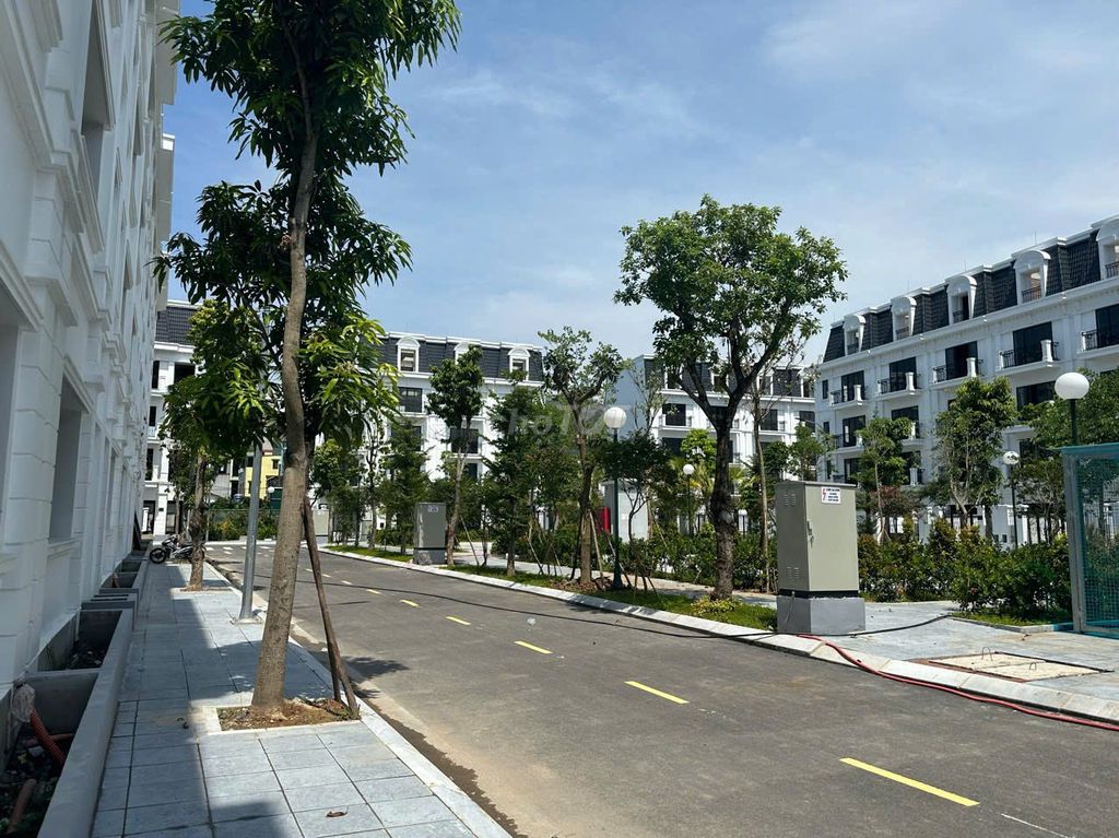 It's the owner who rents the Shophouse 90 meters, the House of Six Xuân Phương.