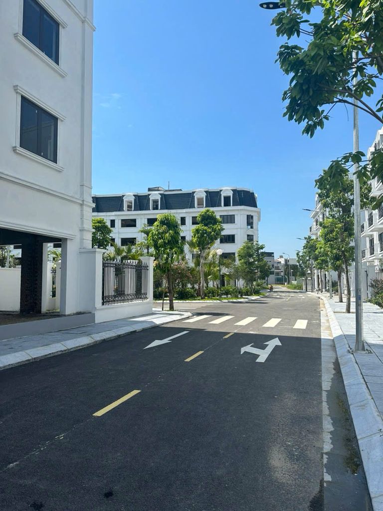 It's the owner who rents the Shophouse 90 meters, the House of Six Xuân Phương.